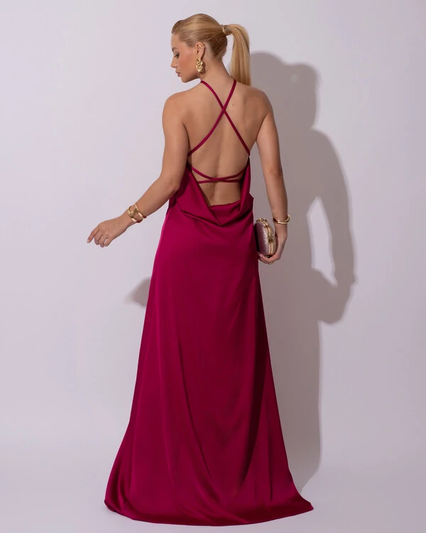 Vestido Longo de Cetim com Decote Triangular e Amarração nas Costas Degagê Beterraba