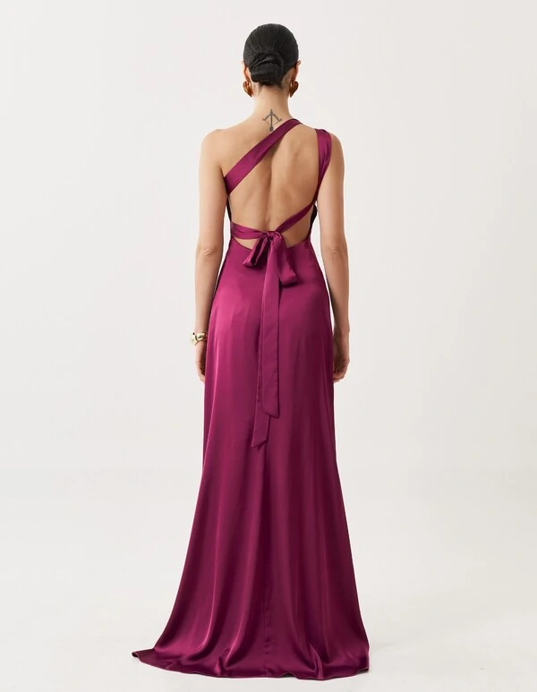 Vestido de Festa Longo Cetim Fluido Um Ombro Só Amarração Costas Beterraba
