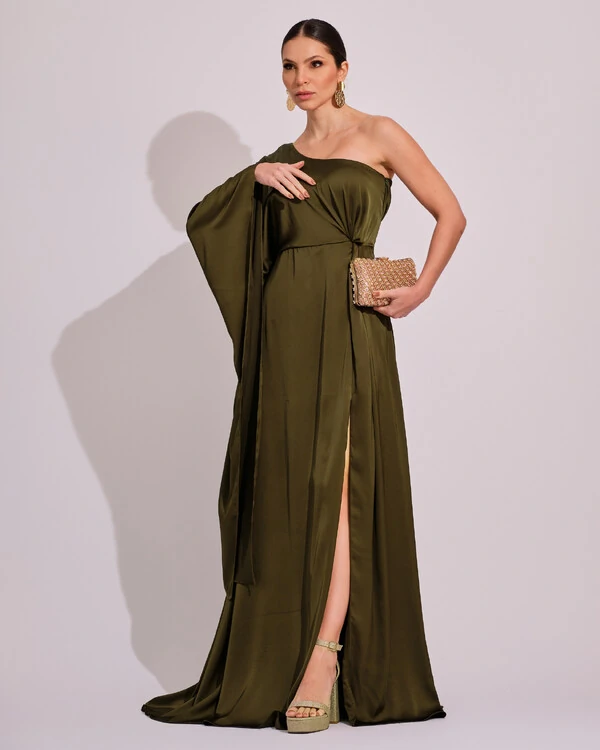 Vestido Longo de Cetim Fluido uma Manga e Detalhe Torcido Verde Oliva