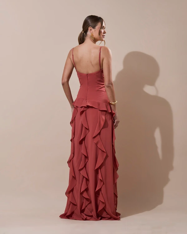 Vestido de Festa Longo Decote V Crepe Chiffon Babados Cascata e Fenda Terracota