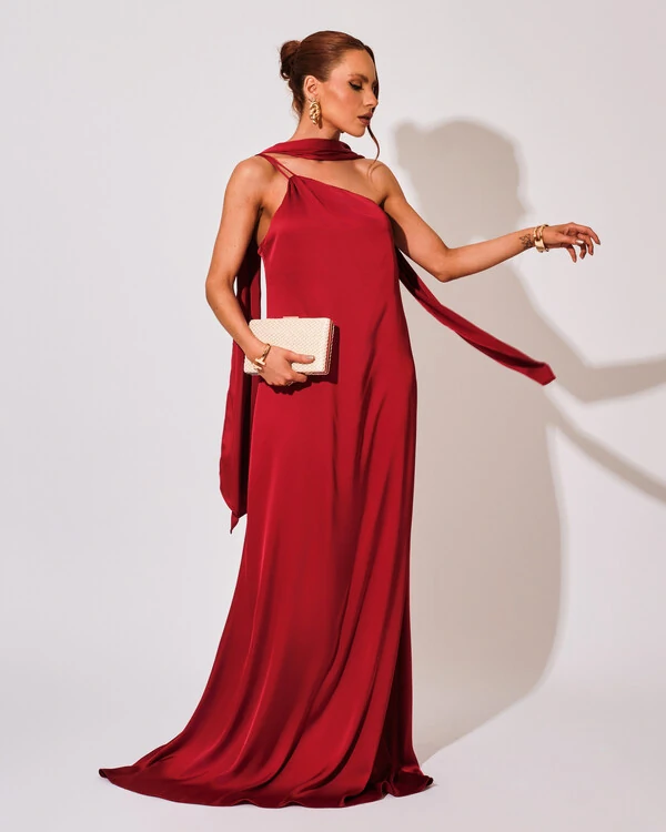Vestido de Festa Longo em Cetim Fluido um Ombro Só com Lenço Marsala