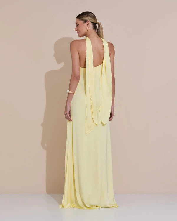 Vestido de Festa Longo em Cetim Fluido um Ombro Só com Lenço Amarelo Manteiga