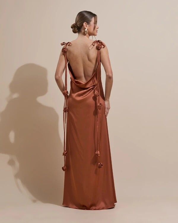Vestido de Festa Longo Decote Degagê Costas Cetim Flores 3D Alças Mocha Mousse