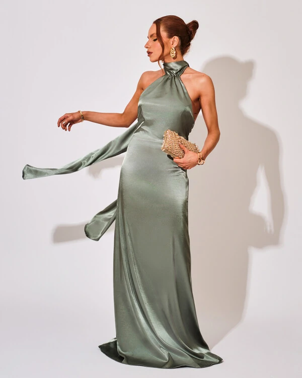 Vestido de Festa Gola Alta com Decote nas Costas Acetinado Verde Oliva