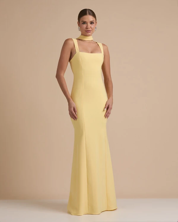 Vestido de Festa Longo Alfaiataria Alça Larga e Lenço Amarelo Manteiga