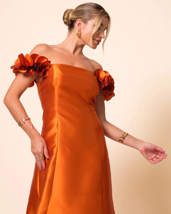 Vestido Longo de Festa Zibeline Ombro a Ombro com Flores e Fenda Terracota