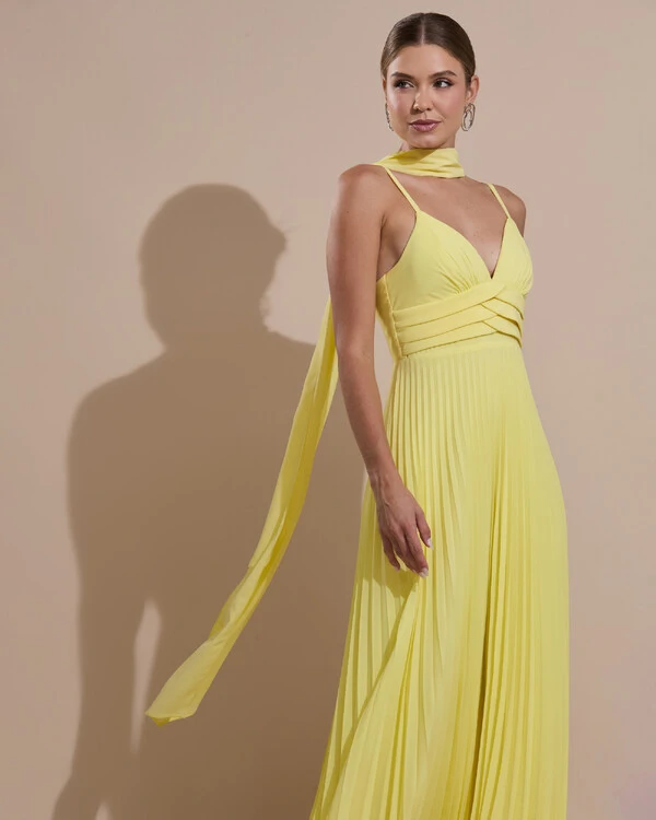 Vestido de Festa Longo Plissado Crepe Chiffon com Alça e Lenço Amarelo Manteiga