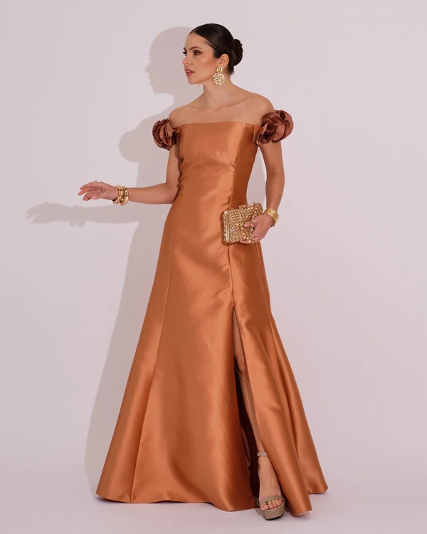 Vestido Longo de Festa Zibeline Ombro a Ombro com Flores e Fenda Mocha Mousse