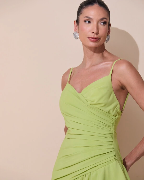 Vestido de Festa Longo Decote Drapeado Crepe Chiffon Fenda Babado Camadas Verde Claro