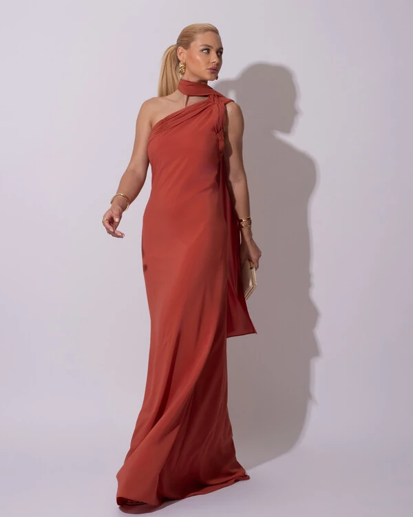Vestido de Festa Longo Crepe Chiffon Um Ombro Só Drapeado Lenço Fixo Terracota
