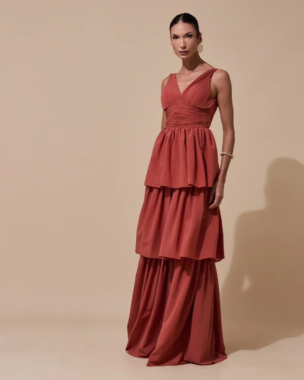 Vestido de Festa Longo Decote V Crepe Chiffon Plissado Camadas Babado Terracota