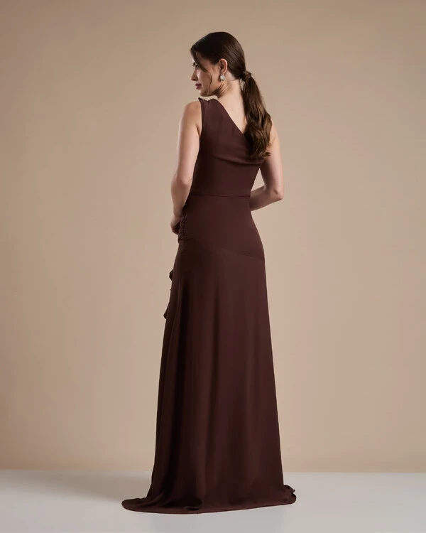 Vestido de Festa Longo Crepe Chiffon Um Ombro Só Drapeado com Babado Cascata Marrom
