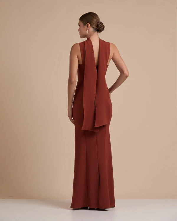 Vestido de Festa Longo Alfaiataria Alca Larga e Lenço Terracota