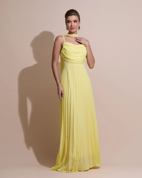 Vestido de Festa Longo Crepe Chiffon Plissado Trançado e Lenço Amarelo Manteiga