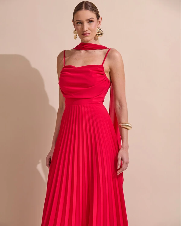 Vestido de Festa Longo Crepe Chiffon Plissado Trançado e Lenço Vermelho