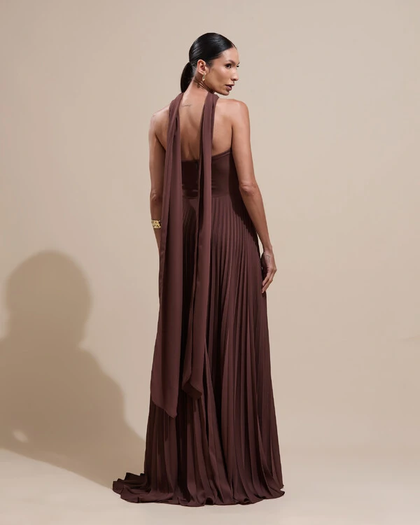 Vestido de Festa Longo Tomara que Caia Plissado com Lenço Marrom