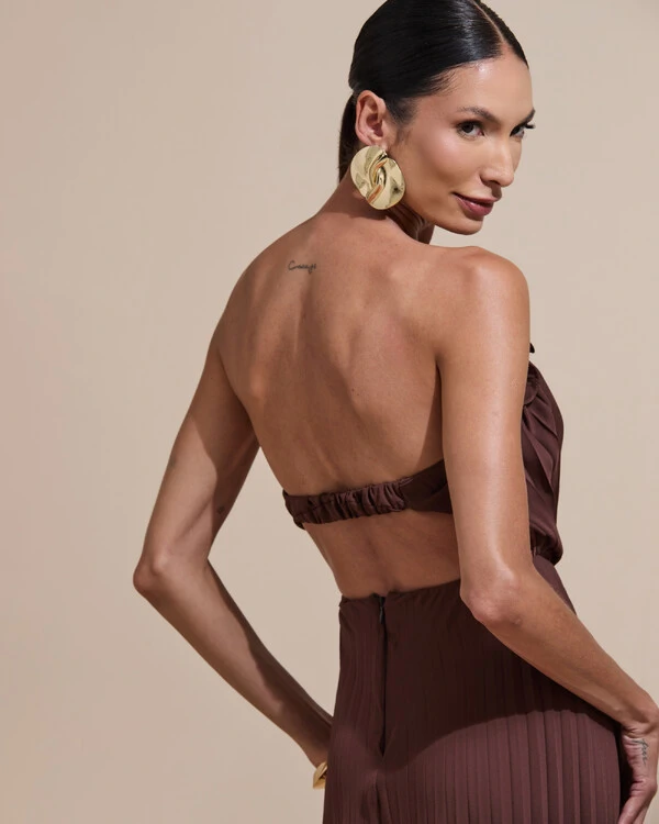 Vestido de Festa Longo Tomara que Caia Plissado Detalhe Marrom