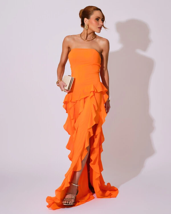 Vestido de festa Longo Tomara que Caia Crepe Chiffon com Bababos Cascata e Fenda Laranja