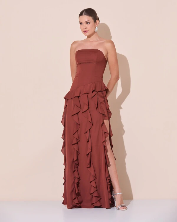 Vestido de festa Longo Tomara que Caia Crepe Chiffon com Babados Cascata e Fenda Marrom New