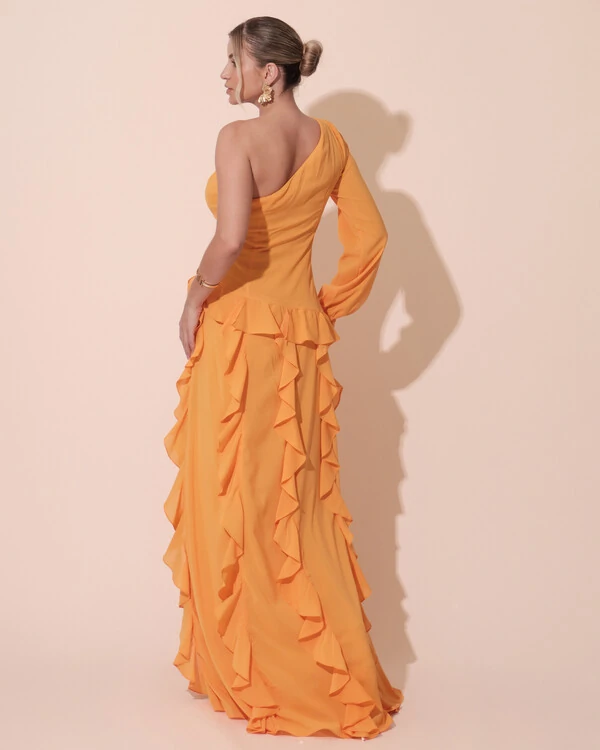 Vestido de Festa Longo Crepe Um Ombro Só Manga Longa e Babados Cascata Fenda Laranja Manga