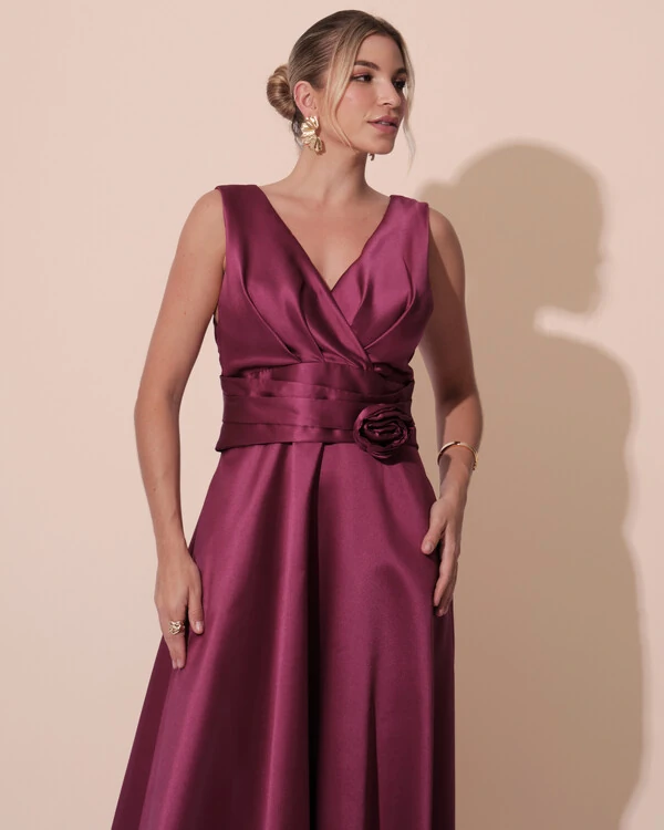 Vestido de Festa Longo Plus Size Zibeline Faixa e Flor Fúcsia Beterraba