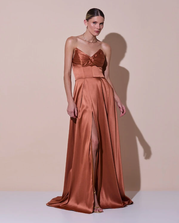 Vestido de Festa Longo Tomara que Caia Cetim Decote Coração Fenda Mocha Mouse