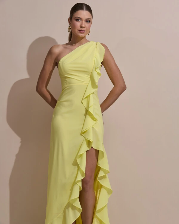 Vestido de Festa Midi Um Ombro Só Crepe Chiffon Babados Cascata Fenda Amarelo Manteiga