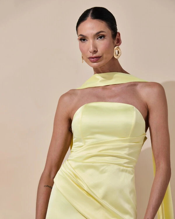Vestido de Festa Longo Tomara que Caia Cetim Alfaiataria Drapeado Lenço Amarelo Manteiga