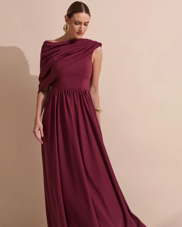 Vestido de Festa Longo Um Ombro Só Crepe Chiffon Capa Drapeado Marsala