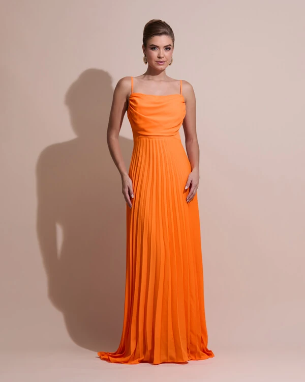Vestido de Festa Longo Crepe Chiffon Plissado Trançado e Lenço Laranja