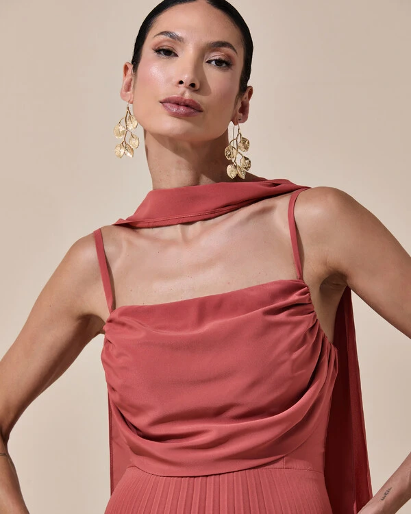Vestido de Festa Longo Crepe Chiffon Plissado Trançado e Lenço Terracota