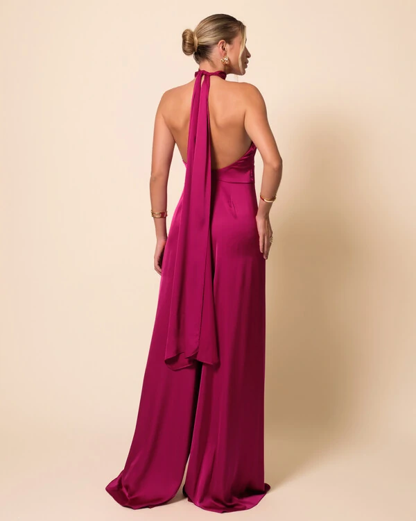 Macacão de Festa Longo em Cetim Fluido com Gola Alta e Lenço Beterraba