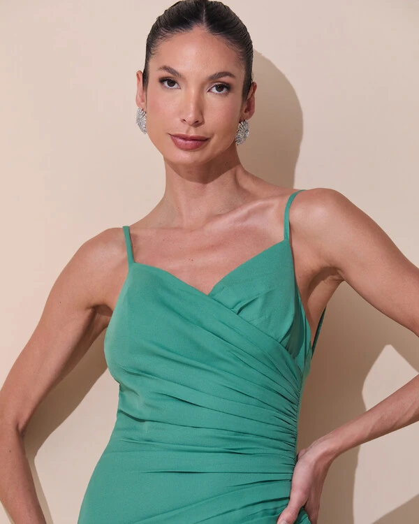 Vestido de Festa Longo Decote Drapeado Crepe Chiffon Fenda Babado Camadas Verde Matcha Escuro