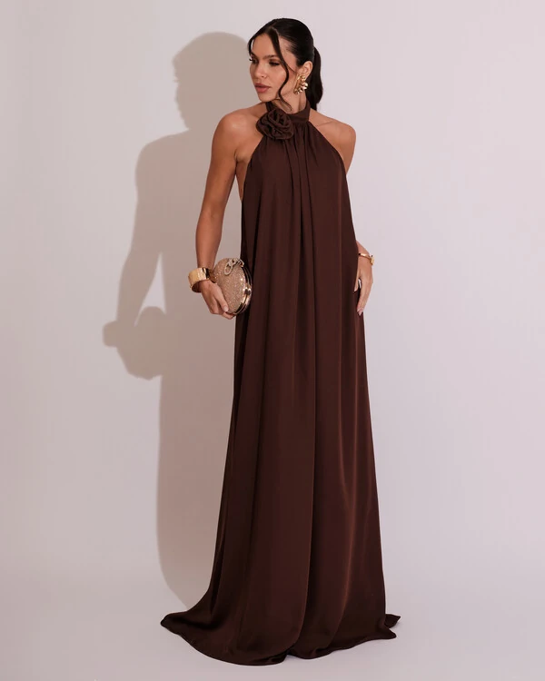 Vestido Longo Crepe Chiffon Frente Única Fluido Flor Removível Marrom