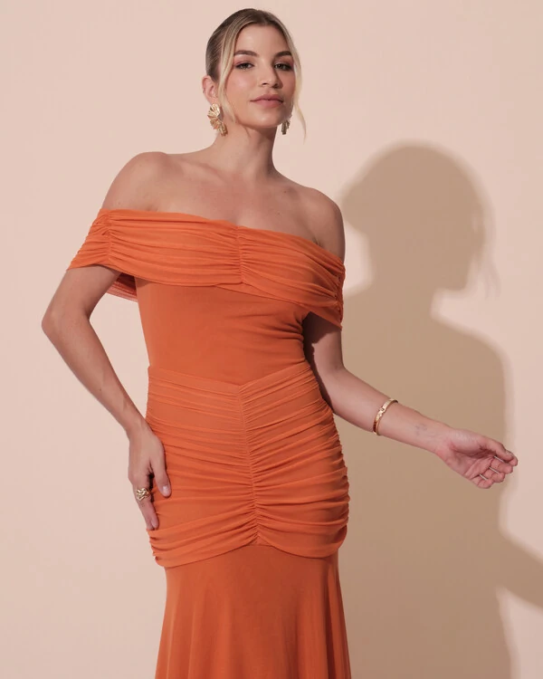 Vestido de Festa Longo Tule Ombro a Ombro Drapeado com Saia Fluida Laranja