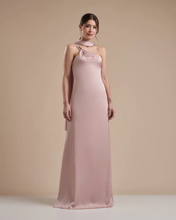 Vestido de Festa Longo em Cetim Fluido um Ombro Só com Lenço Rose Nude