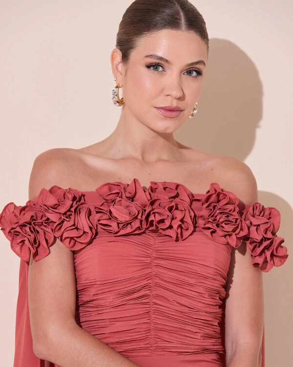 Vestido de Festa Longo Ombro a Ombro Plissado Crepe Chiffon Capa Flor 3D Terracota