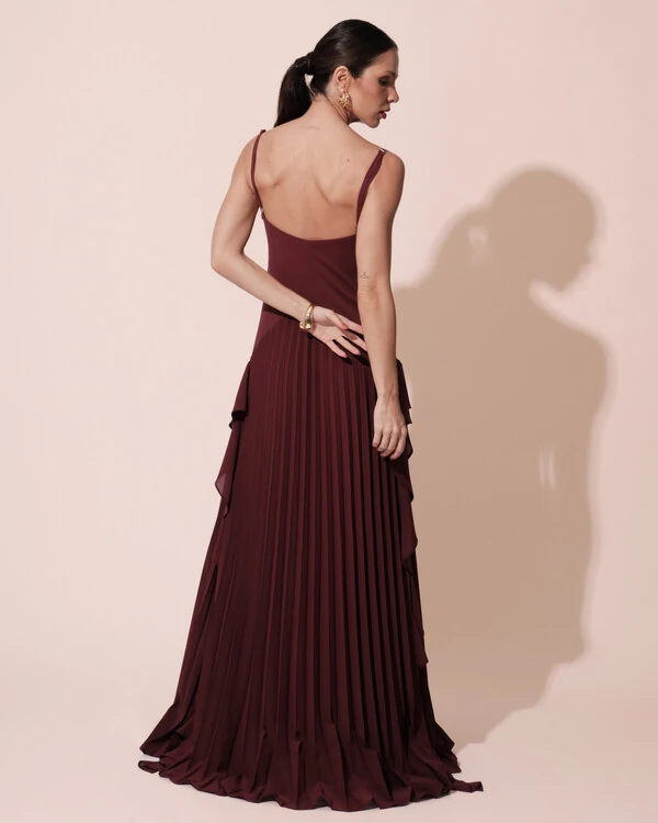 Vestido de Festa Longo Crepe Chiffon Alça Fina Saia Plissada com Babado Cascata Marsala