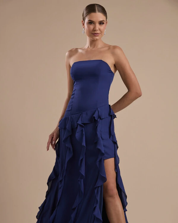 Vestido de festa Longo Tomara que Caia Crepe Chiffon com Bababos Cascata e Fenda Azul Marinho