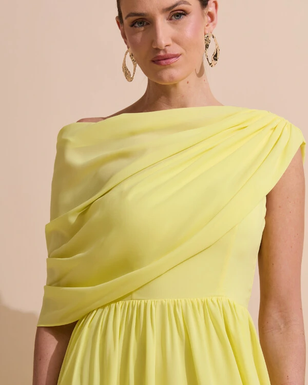 Vestido de Festa Longo Um Ombro Só Crepe Chiffon Capa Drapeado Amarelo Manteiga