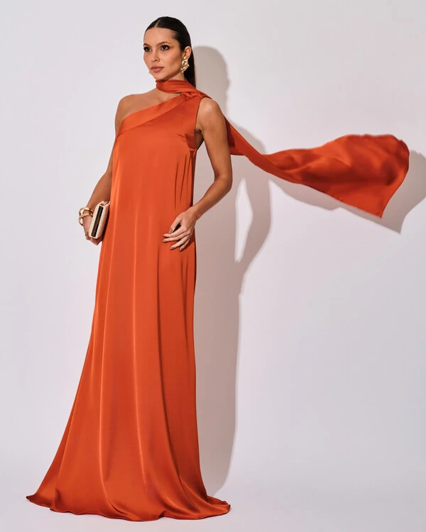 Vestido de Festa Longo Cetim Fluido Um Ombro Só Lenço Fixo Terracota