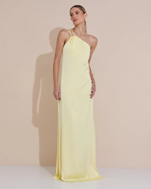 Vestido de Festa Longo em Cetim Fluido um Ombro Só com Lenço Amarelo Manteiga