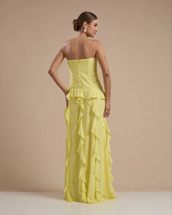 Vestido de festa Longo Tomara que Caia Crepe Chiffon com Bababos Cascata e Fenda Amarelo Mante