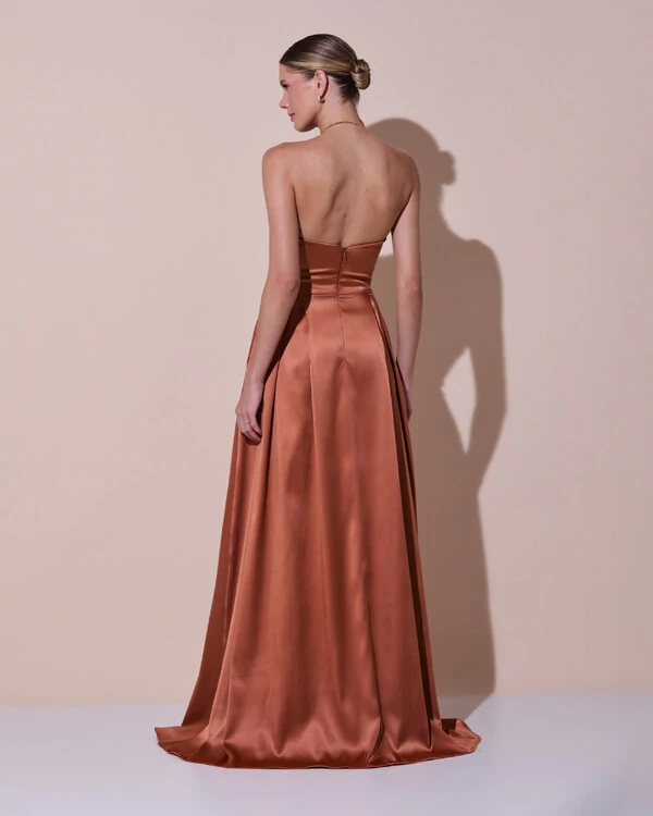 Vestido de Festa Longo Tomara que Caia Cetim Decote Coração Fenda Mocha Mouse