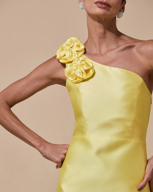 Vestido de Festa Longo Zibeline um Ombro Só Flor Removível Saia Sereia Amarelo Manteiga