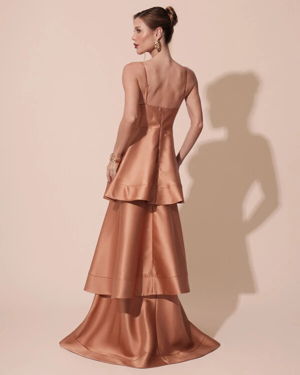 Vestido de Festa Longo Zibeline em Camadas Decote em V com Alças Mocha Mousse New