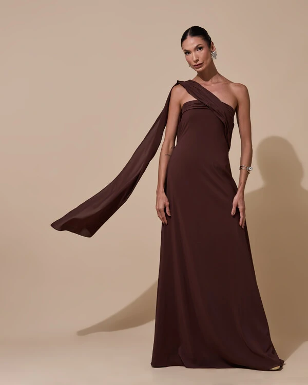 Vestido de Festa Longo Tomara que Caia Crepe Chiffon Lenço Drapeado Costas Trançada Marrom