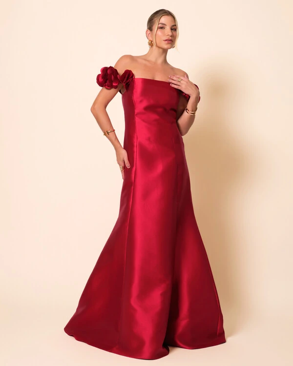 Vestido Longo de Festa Zibeline Ombro a Ombro com Flores e Fenda Marsala