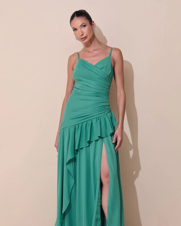 Vestido de Festa Longo Decote Drapeado Crepe Chiffon Fenda Babado Camadas Verde Matcha Escuro