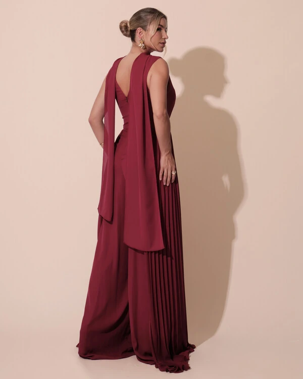 Macacão de Festa Longo Crepe Pantalona Plissado e Lenço Cereja